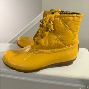 Sperry Women's Saltwater Quilted Nylon Duck Boots in mustard yellow Size 6.5
